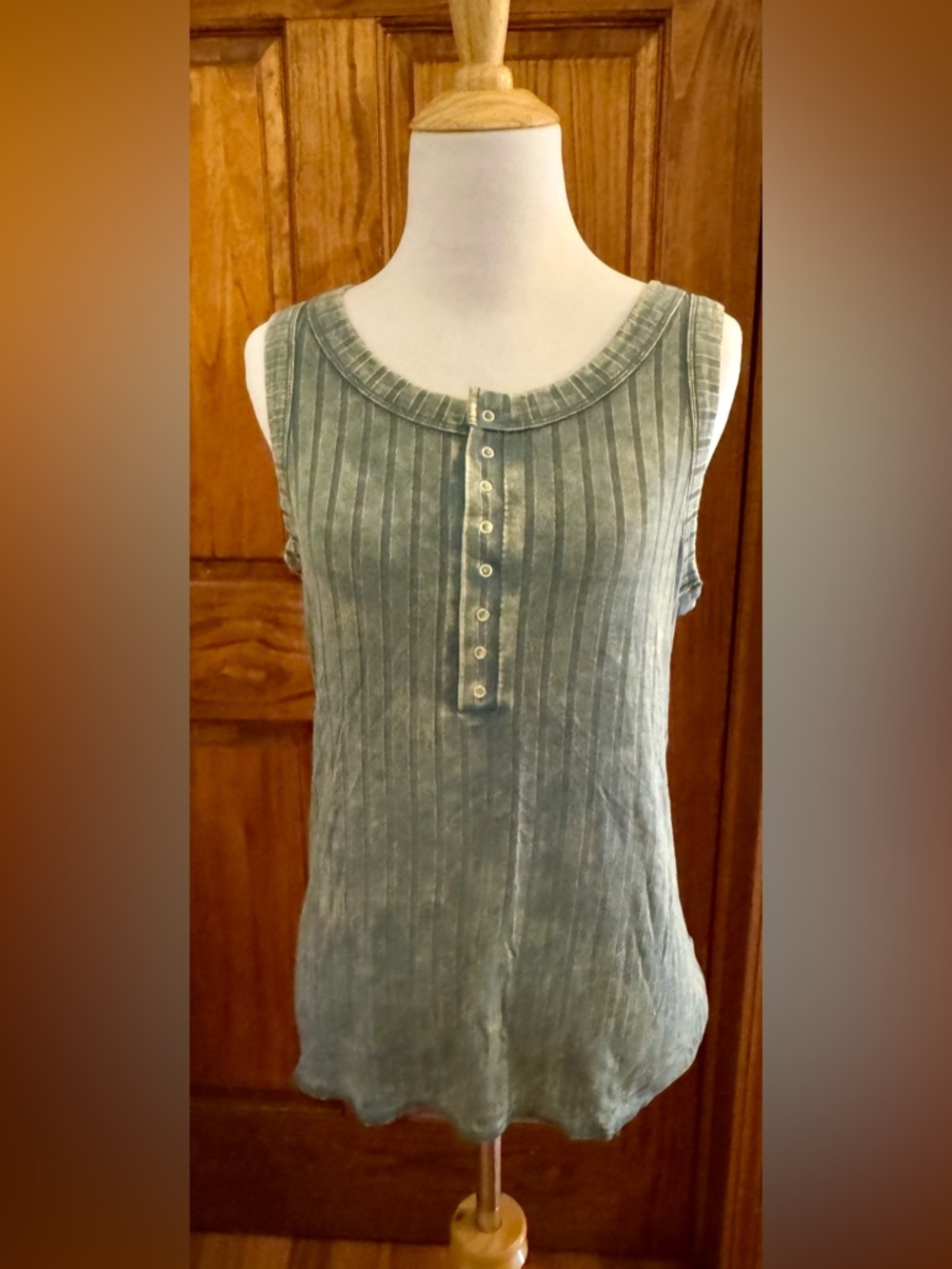 Women’s XL Zenana Olive ribbed snap front tank top. Soft material. EUC